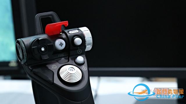 想開飛機嗎？羅技這款飛行模擬搖桿讓你在家就當飛行員-3612