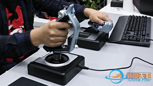 想開飛機嗎？羅技這款飛行模擬搖桿讓你在家就當飛行員-9092