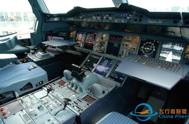 A320客機操縱桿為什么能擺茶盤？側桿模仿戰斗機，副駕被禁止起落-956