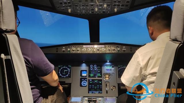 花288元坐進價值110萬的機艙，假裝在迪拜2500英尺上空當機長-9196