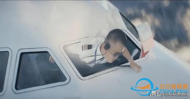 萬米高空風擋破裂，機長力挽狂瀾，《中國機長》背后的真實故事-2597
