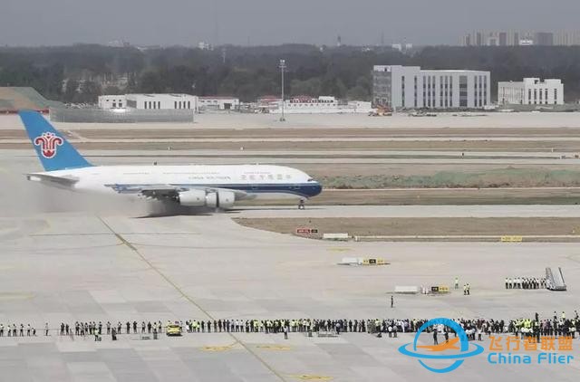 May 14 雙語新聞精選：北京大興新機場真機試飛，建造速度驚人 Airport conducts test flights-9154