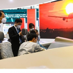 提供創新技術解決方案，這家公司助大型客機C919飛上藍天，進博會上帶來飛行模擬器