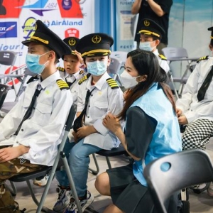 全國助殘日：聽障孩子走進航空運動基地體驗模擬飛行