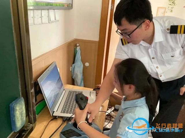 “雛鷹乘風起，天高任我飛”——模擬飛行航空志愿服務團進校園-8995