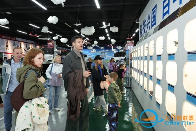 走進AI社區、體驗模擬飛行，國際人才邂逅創新生態圈｜外眼看龍城-4464